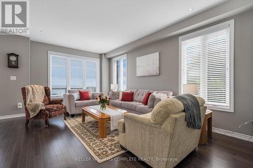 28 Pierre Trudeau Lane, Grimsby, ON - Indoor Photo Showing Living Room