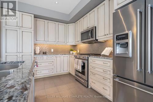 28 Pierre Trudeau Lane, Grimsby, ON - Indoor Photo Showing Kitchen With Upgraded Kitchen