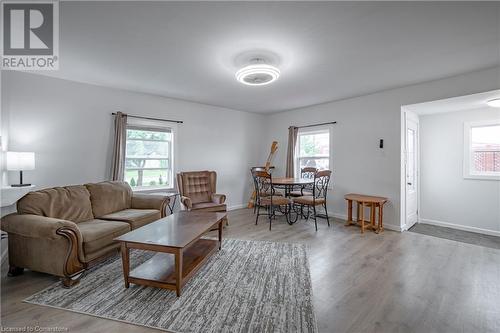 1 Plymouth Avenue, St. Catharines, ON - Indoor Photo Showing Living Room