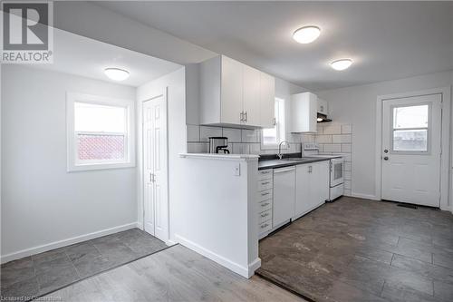 1 Plymouth Avenue, St. Catharines, ON - Indoor Photo Showing Kitchen