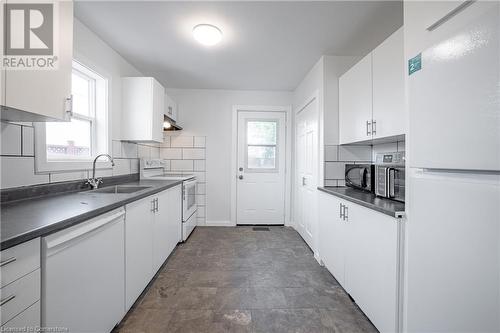 1 Plymouth Avenue, St. Catharines, ON - Indoor Photo Showing Kitchen