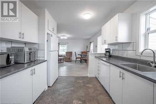 1 Plymouth Avenue, St. Catharines, ON - Indoor Photo Showing Kitchen