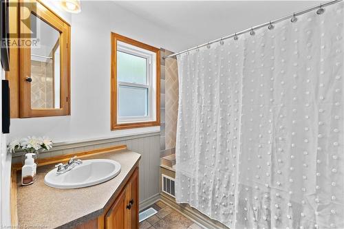 232 West 19Th Street, Hamilton, ON - Indoor Photo Showing Bathroom