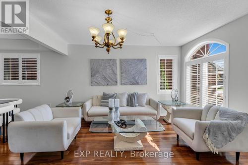 7287 Aldercrest Drive, Mississauga, ON - Indoor Photo Showing Living Room