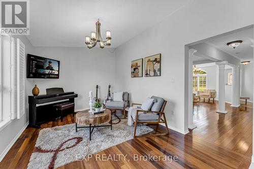 7287 Aldercrest Drive, Mississauga, ON - Indoor Photo Showing Living Room