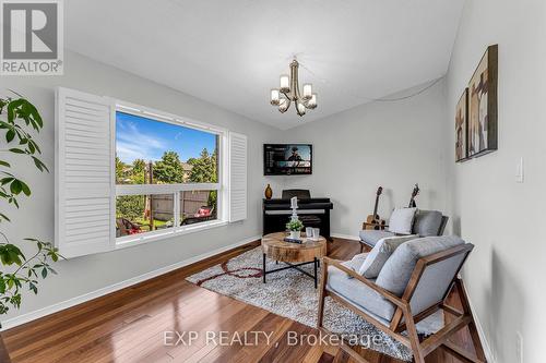 7287 Aldercrest Drive, Mississauga, ON - Indoor Photo Showing Living Room