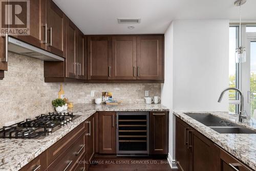 815 - 3500 Lakeshore Road W, Oakville, ON - Indoor Photo Showing Kitchen With Double Sink With Upgraded Kitchen