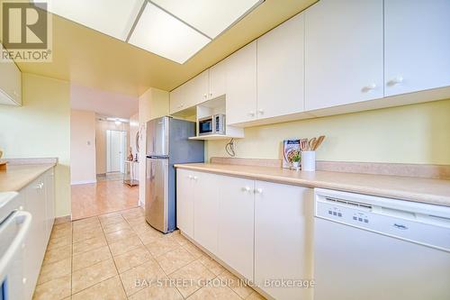 902 - 300 Webb Drive, Mississauga, ON - Indoor Photo Showing Kitchen