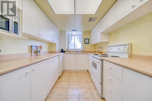 902 - 300 Webb Drive, Mississauga, ON - Indoor Photo Showing Kitchen