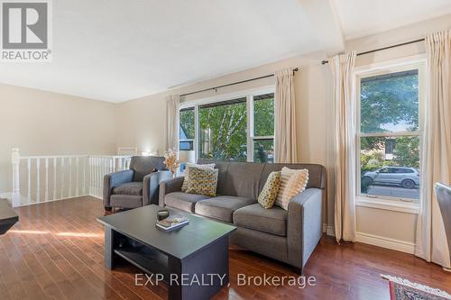 88 Rand Street, Hamilton, ON - Indoor Photo Showing Living Room