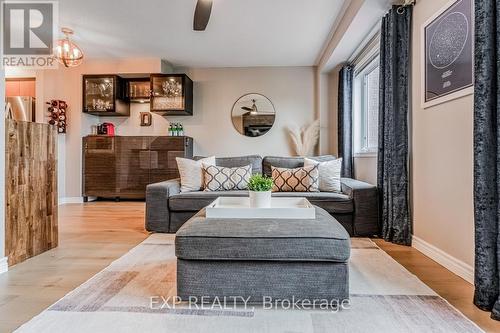 36 - 470 Beach Boulevard, Hamilton, ON - Indoor Photo Showing Living Room