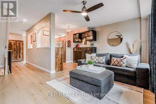 36 - 470 Beach Boulevard, Hamilton, ON - Indoor Photo Showing Living Room