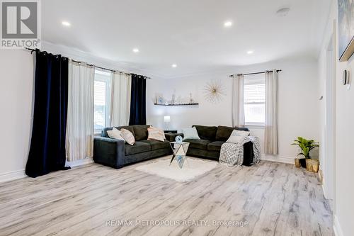 76 Albert Street W, Thorold, ON - Indoor Photo Showing Living Room