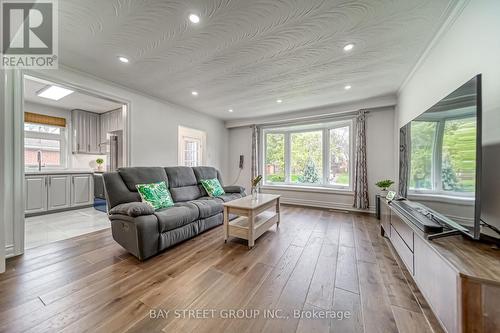 47 Rockport Crescent, Richmond Hill, ON - Indoor Photo Showing Living Room