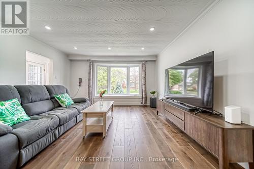 47 Rockport Crescent, Richmond Hill, ON - Indoor Photo Showing Living Room