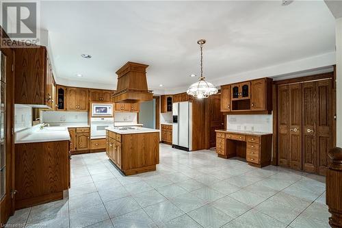 23 Elodia Court, Hamilton, ON - Indoor Photo Showing Kitchen