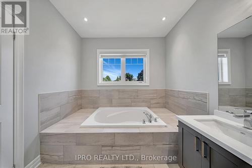 125 Waterview Common Court, Oakville, ON - Indoor Photo Showing Bathroom