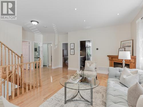 17 Ball Crescent, Whitby, ON - Indoor Photo Showing Living Room