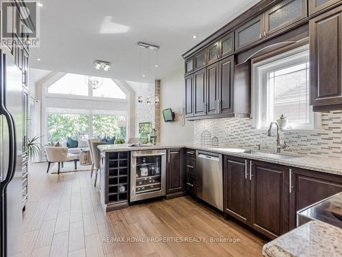 17 Ball Crescent, Whitby, ON - Indoor Photo Showing Kitchen With Upgraded Kitchen