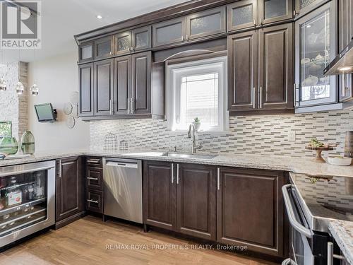 17 Ball Crescent, Whitby, ON - Indoor Photo Showing Kitchen With Upgraded Kitchen