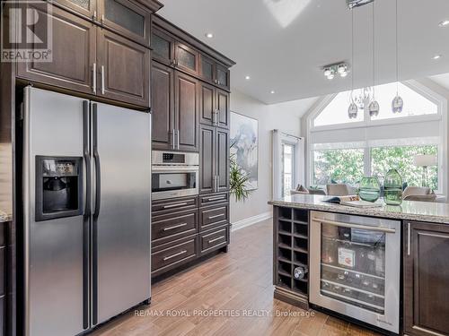 17 Ball Crescent, Whitby, ON - Indoor Photo Showing Kitchen With Upgraded Kitchen