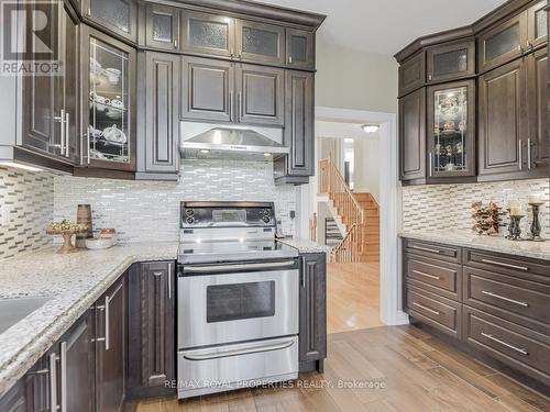 17 Ball Crescent, Whitby, ON - Indoor Photo Showing Kitchen With Upgraded Kitchen