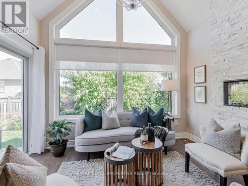 17 Ball Crescent, Whitby, ON - Indoor Photo Showing Living Room