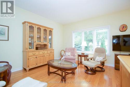 30 Kissingbridge Lane, Clarington, ON - Indoor Photo Showing Living Room