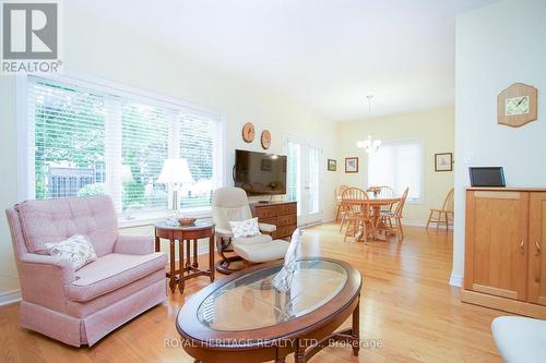 30 Kissingbridge Lane, Clarington, ON - Indoor Photo Showing Living Room