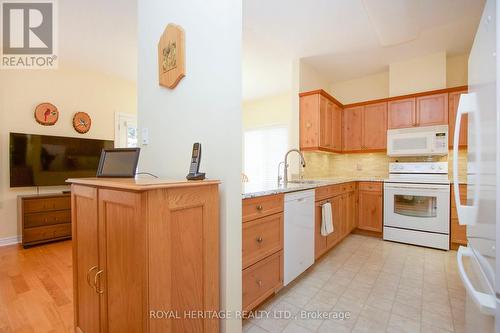 30 Kissingbridge Lane, Clarington, ON - Indoor Photo Showing Kitchen