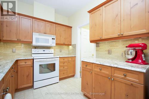 30 Kissingbridge Lane, Clarington, ON - Indoor Photo Showing Kitchen