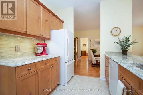 30 Kissingbridge Lane, Clarington, ON - Indoor Photo Showing Kitchen