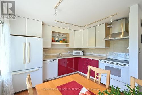 58 Lake Driveway E, Ajax, ON - Indoor Photo Showing Kitchen With Double Sink