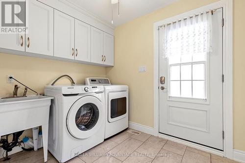 33 Hi View Drive, East Gwillimbury, ON - Indoor Photo Showing Laundry Room