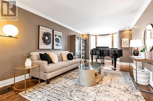 33 Hi View Drive, East Gwillimbury, ON - Indoor Photo Showing Living Room