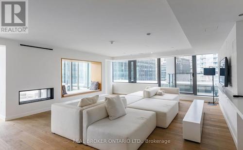 2004 - 5 Soudan Avenue S, Toronto, ON - Indoor Photo Showing Living Room