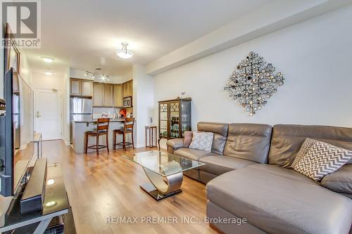 303 - 9225 Jane Street, Vaughan, ON - Indoor Photo Showing Living Room