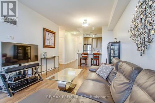 303 - 9225 Jane Street, Vaughan, ON - Indoor Photo Showing Living Room