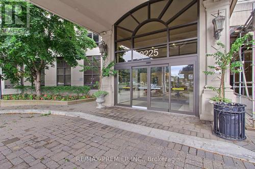 303 - 9225 Jane Street, Vaughan, ON - Outdoor