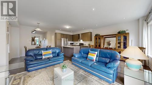 11 Thornapple Lane, Richmond Hill, ON - Indoor Photo Showing Living Room