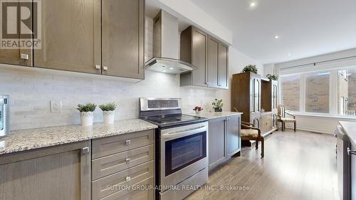 11 Thornapple Lane, Richmond Hill, ON - Indoor Photo Showing Kitchen With Upgraded Kitchen