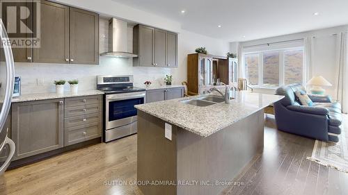 11 Thornapple Lane, Richmond Hill, ON - Indoor Photo Showing Kitchen With Double Sink With Upgraded Kitchen