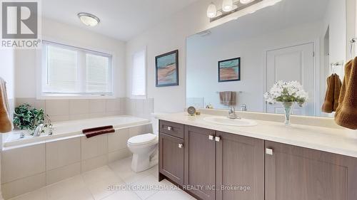 11 Thornapple Lane, Richmond Hill, ON - Indoor Photo Showing Bathroom