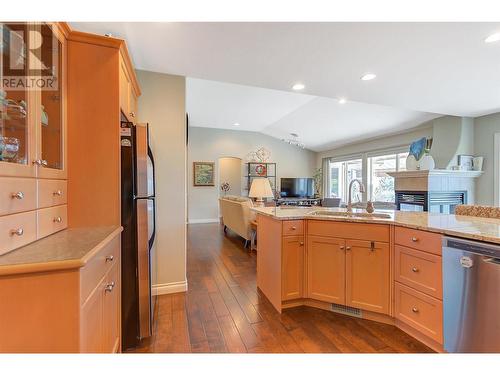 580 Denali Drive, Kelowna, BC - Indoor Photo Showing Kitchen