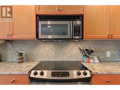 580 Denali Drive, Kelowna, BC - Indoor Photo Showing Kitchen