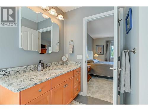 580 Denali Drive, Kelowna, BC - Indoor Photo Showing Bathroom