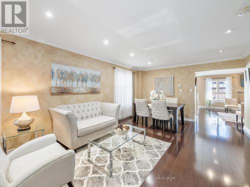 34 Kalmar Crescent, Richmond Hill, ON - Indoor Photo Showing Living Room