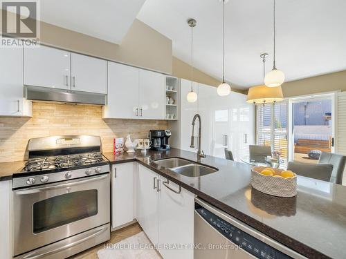 34 Kalmar Crescent, Richmond Hill, ON - Indoor Photo Showing Kitchen With Double Sink With Upgraded Kitchen