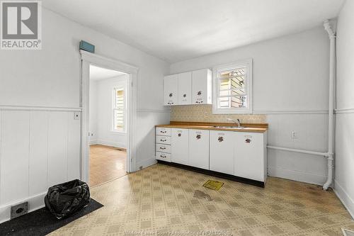 1086 Gladstone Avenue, Windsor, ON - Indoor Photo Showing Kitchen