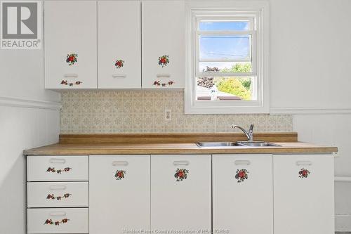 1086 Gladstone Avenue, Windsor, ON - Indoor Photo Showing Kitchen With Double Sink